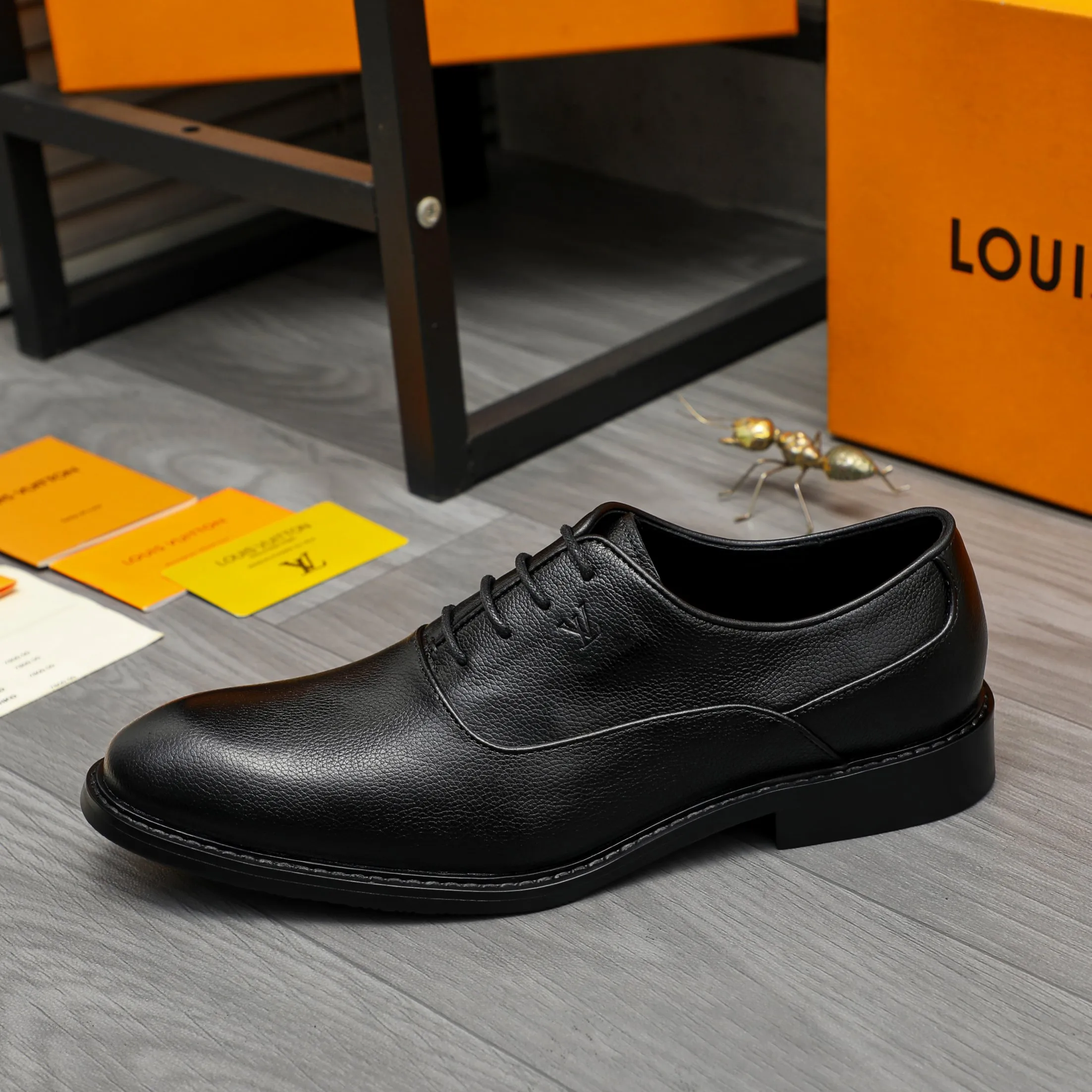 Men's shoes 💰p460 Product trademark: LV (Louis Vuitton) business lace-up formal leather shoes Regular size: 39-44 (38.45 custom-made, non-returnable) Product materials: Selected high-quality pebbled cowhide upper, cowhide lining, original rubber outsole